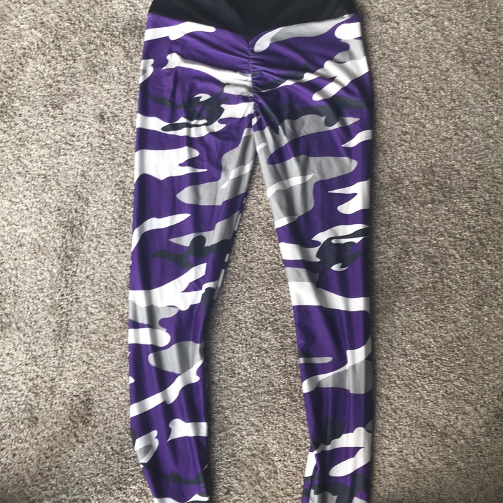 Medium purple camo scrunch leggings